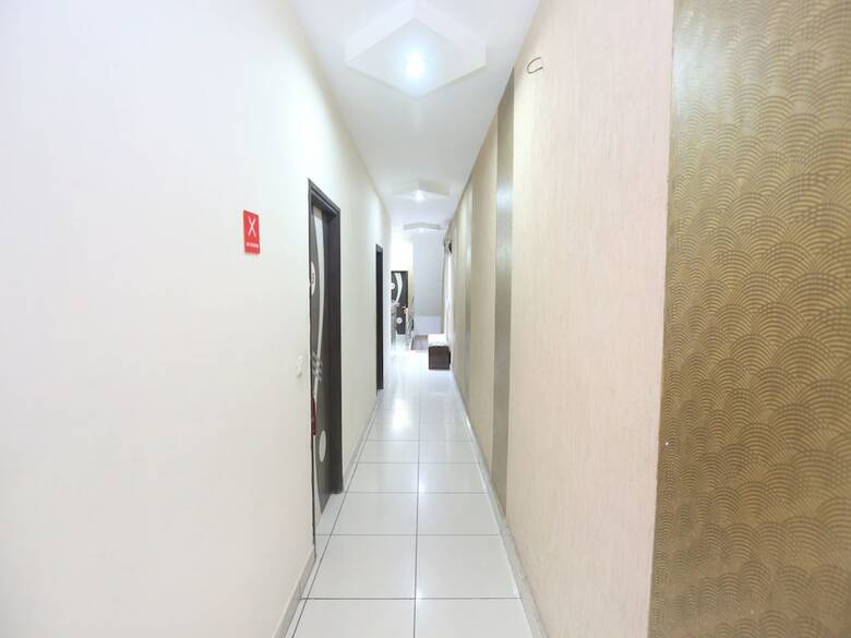 Oyo 11844 Hotel Golden Halo