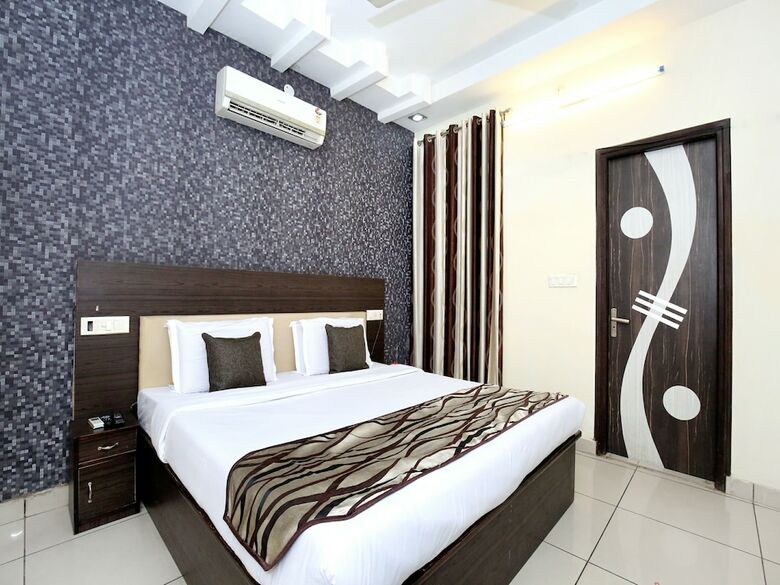 Oyo 11844 Hotel Golden Halo