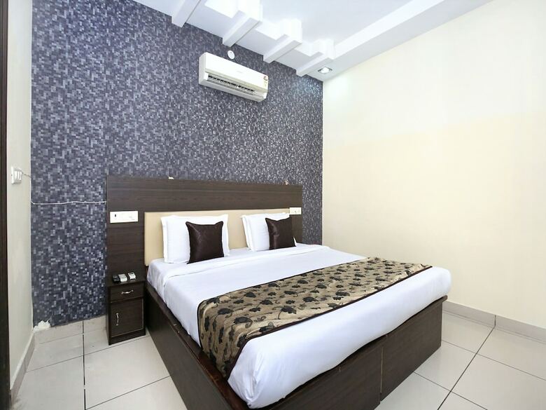 Oyo 11844 Hotel Golden Halo