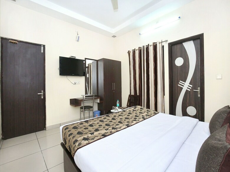 Oyo 11844 Hotel Golden Halo