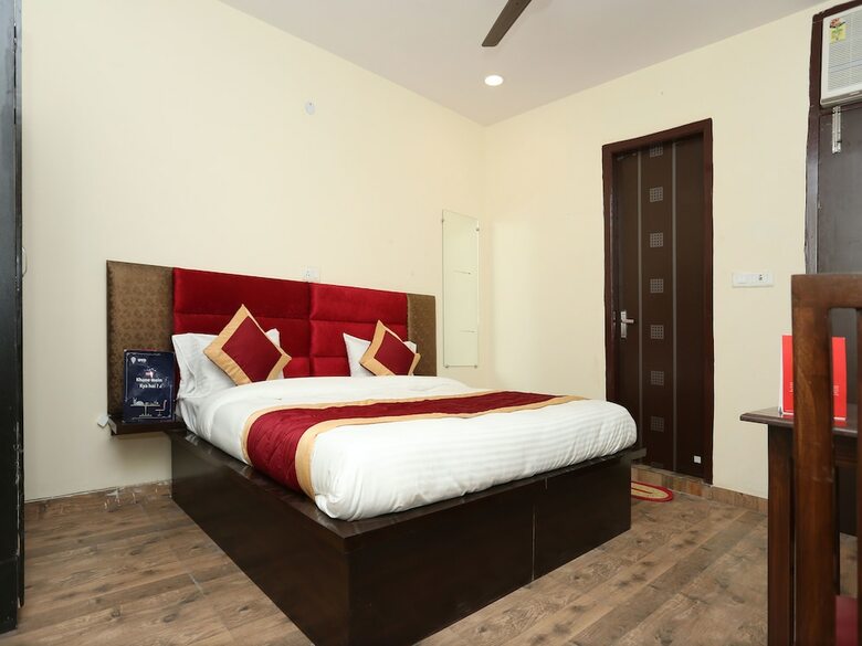 Oyo 11952 Hotel Royal India