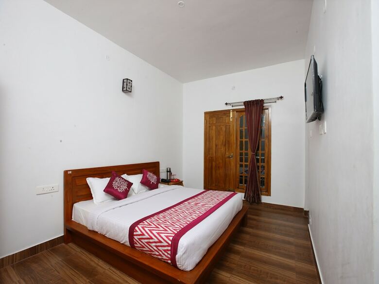 Hotel Oyo 13607 Sri Akilambiga Residency