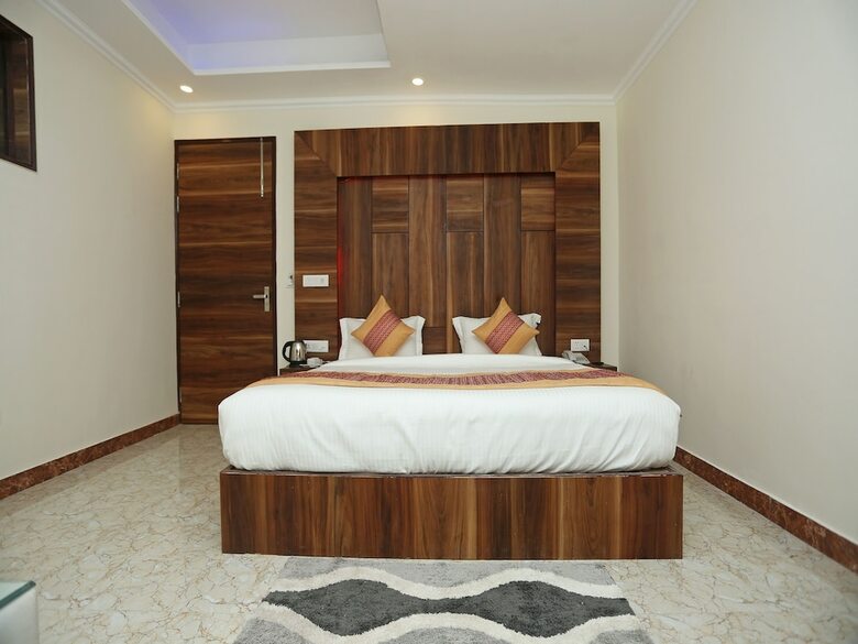 Oyo 11852 Hotel Aerostay Inn