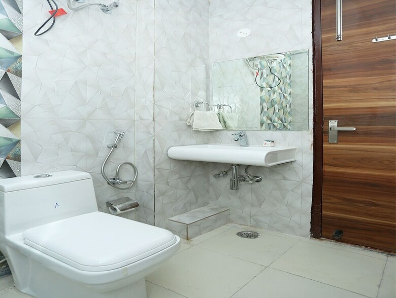 Oyo 11852 Hotel Aerostay Inn