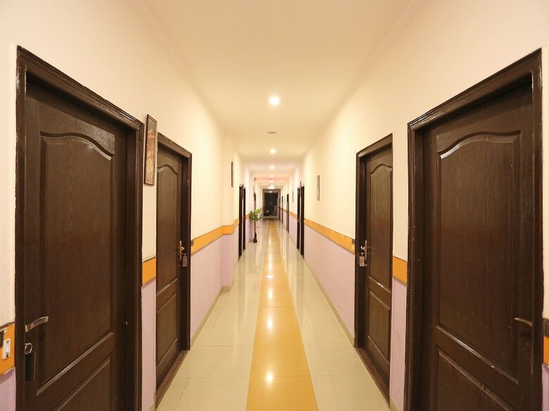 Oyo 12784 Hotel Roomers