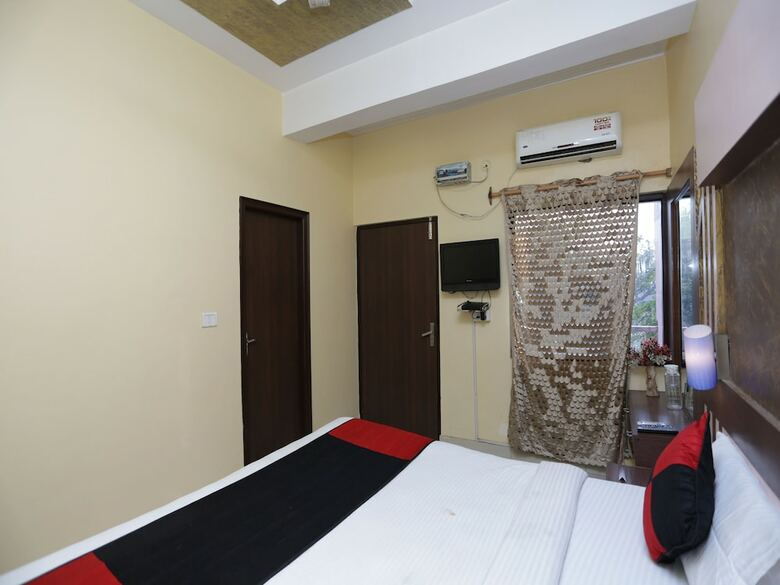 Oyo 12221 Hotel M House