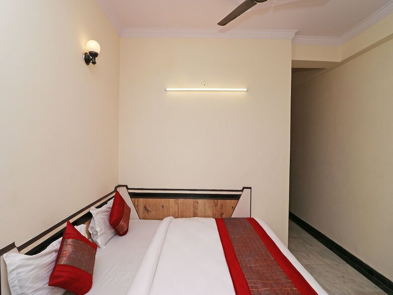 Oyo 12419 Hotel Silver Shine