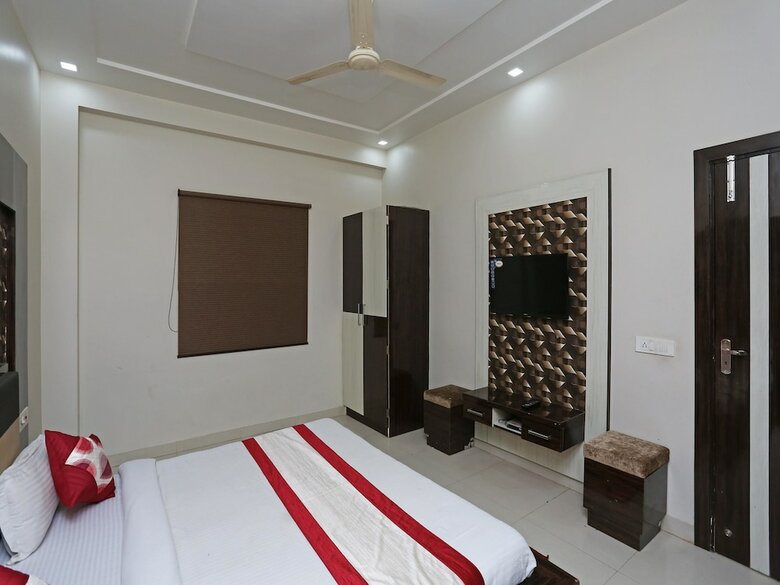 Hotel Oyo 13475 Kn Plaza