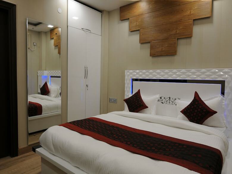 Hotel Oyo 12148 Flyover Inn