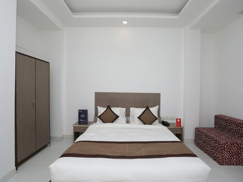 Oyo 12235 Hotel Bliss Continental