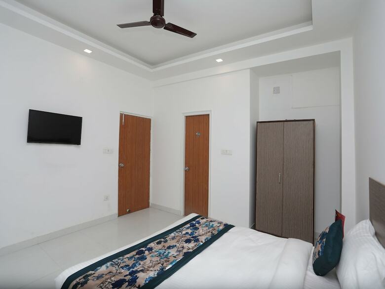 Oyo 12235 Hotel Bliss Continental