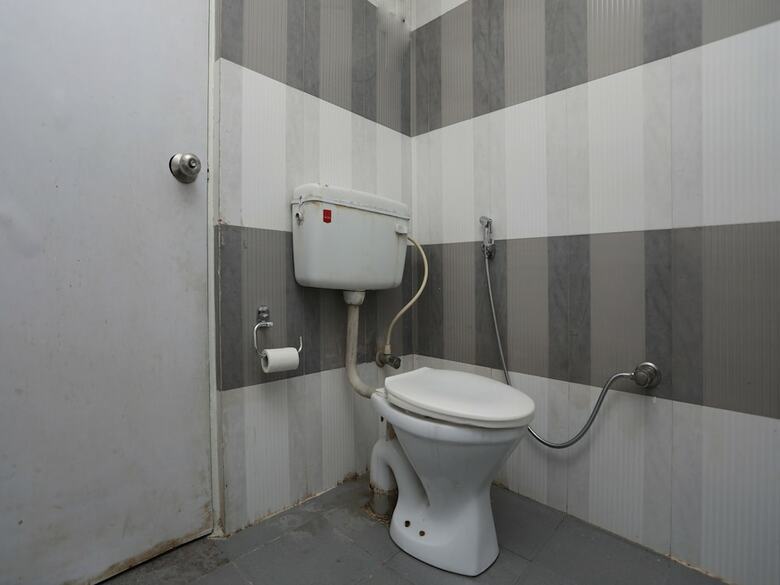 Oyo 12235 Hotel Bliss Continental