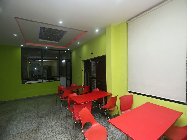 Hotel Oyo 11556 Om Guest House Residency