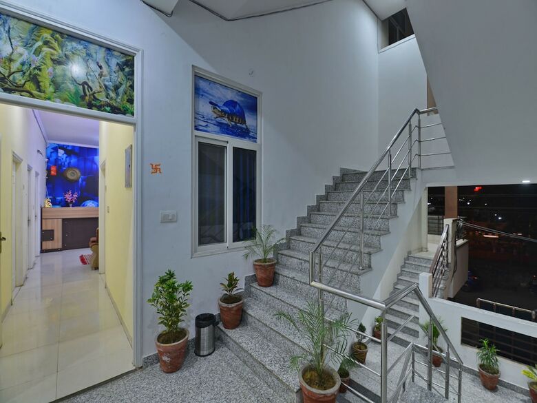 Oyo 13083 Hotel Lovely Inn
