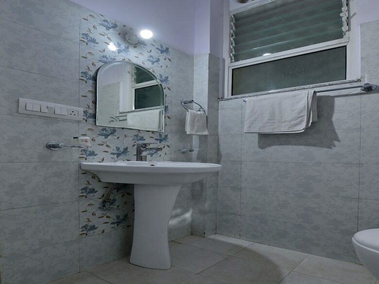 Oyo 13083 Hotel Lovely Inn