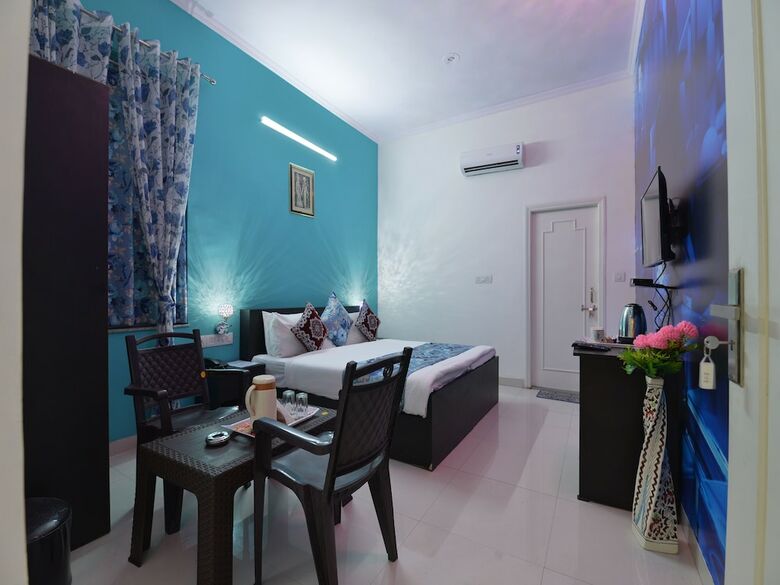 Oyo 13083 Hotel Lovely Inn