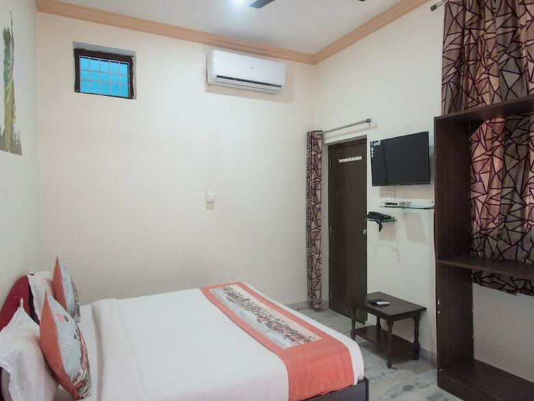 Oyo 11743 Hotel Shree Krishna