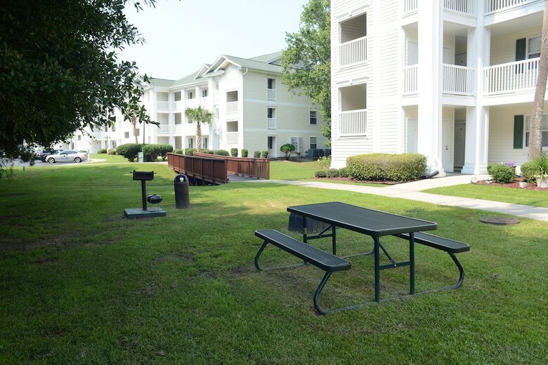 Hotel River Oaks Resort