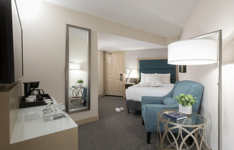 Hotel Crystal Lodge & Suites