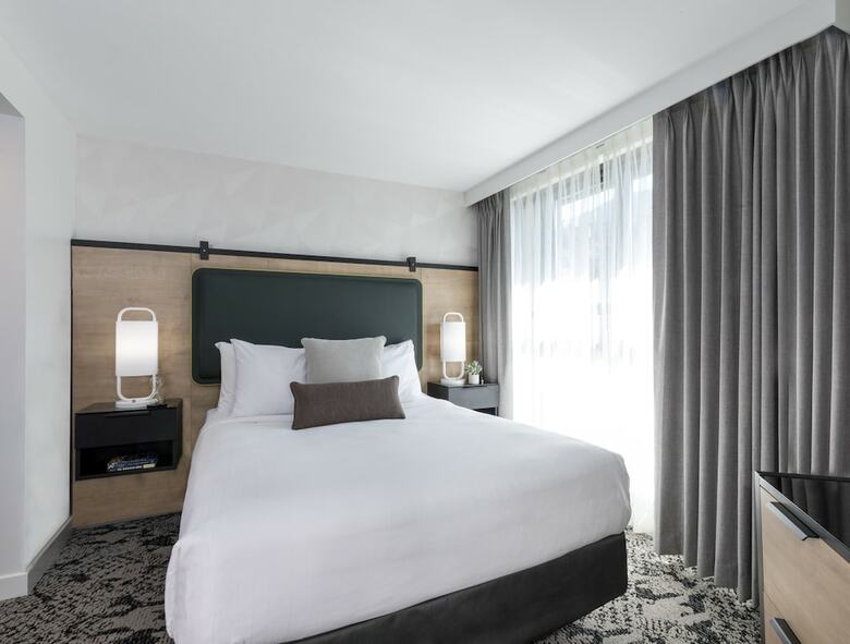 Hotel Crystal Lodge & Suites