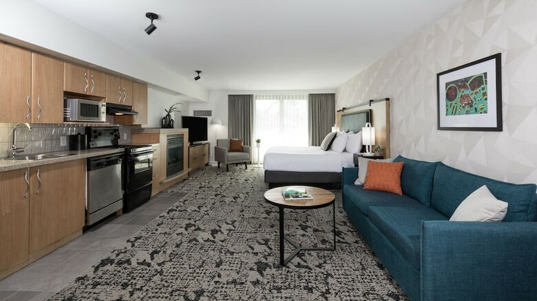 Hotel Crystal Lodge & Suites