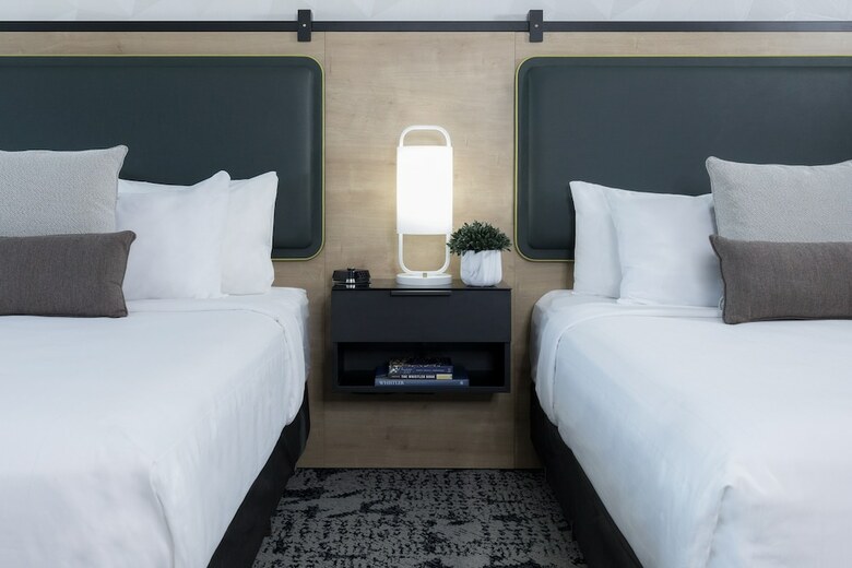 Hotel Crystal Lodge & Suites