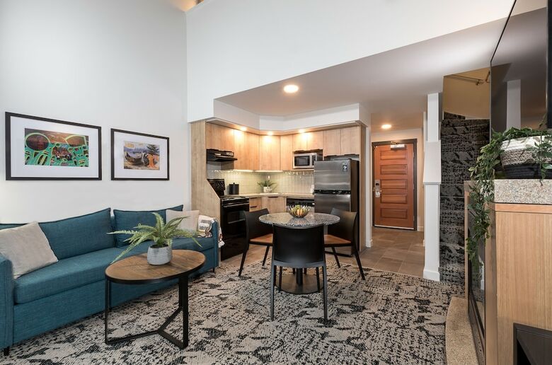Hotel Crystal Lodge & Suites