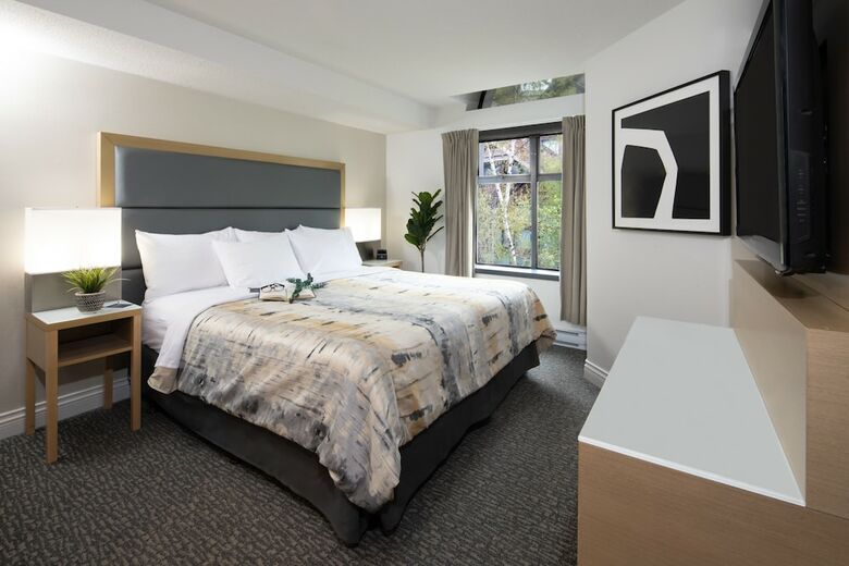 Hotel Crystal Lodge & Suites