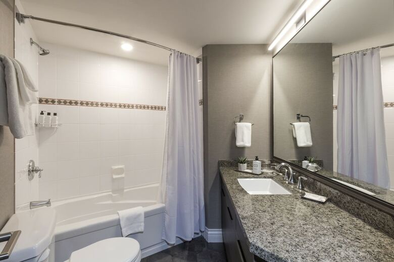 Hotel Crystal Lodge & Suites