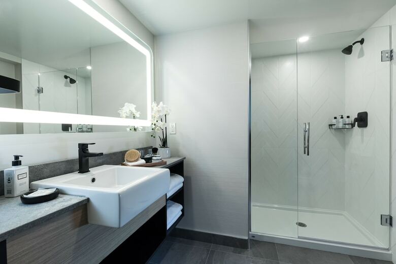 Hotel Crystal Lodge & Suites