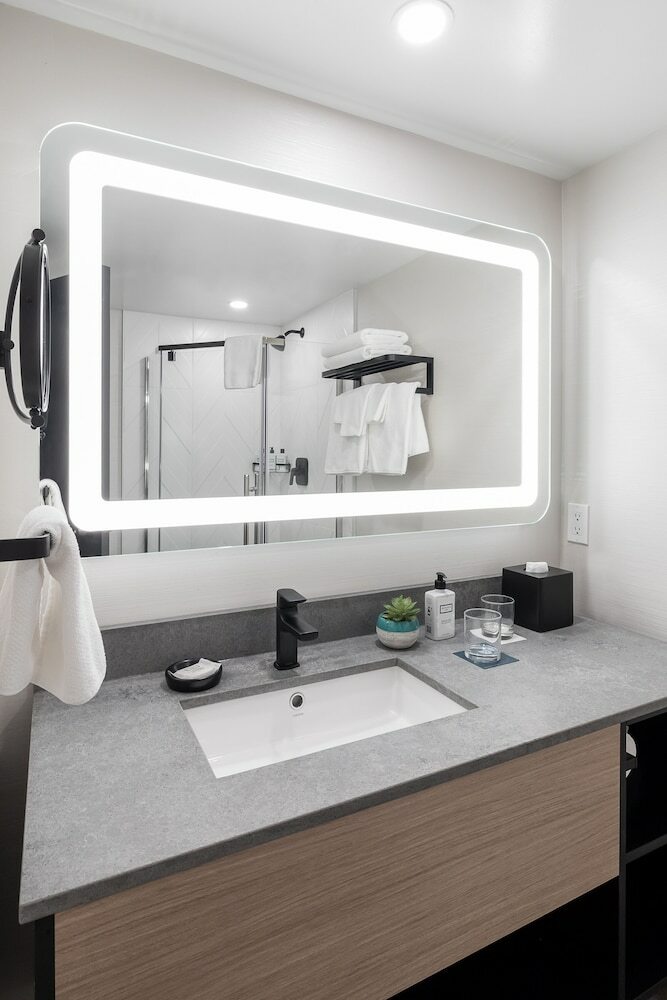 Hotel Crystal Lodge & Suites