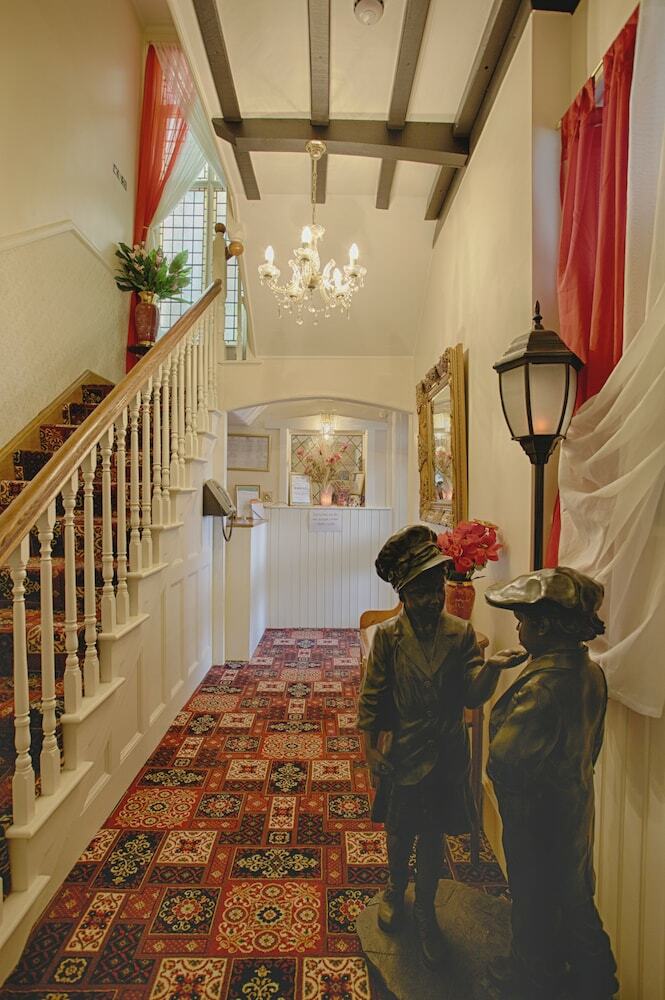 Hotel Barons Court