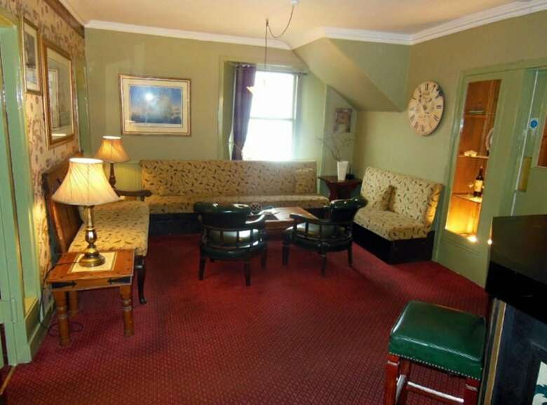 Crusoe Hotel