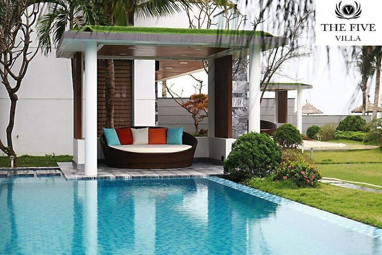 Luxury Yacht Villa
