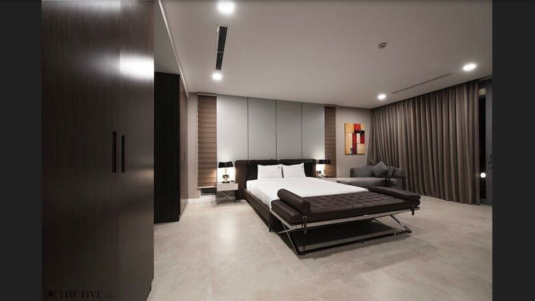 Luxury Yacht Villa