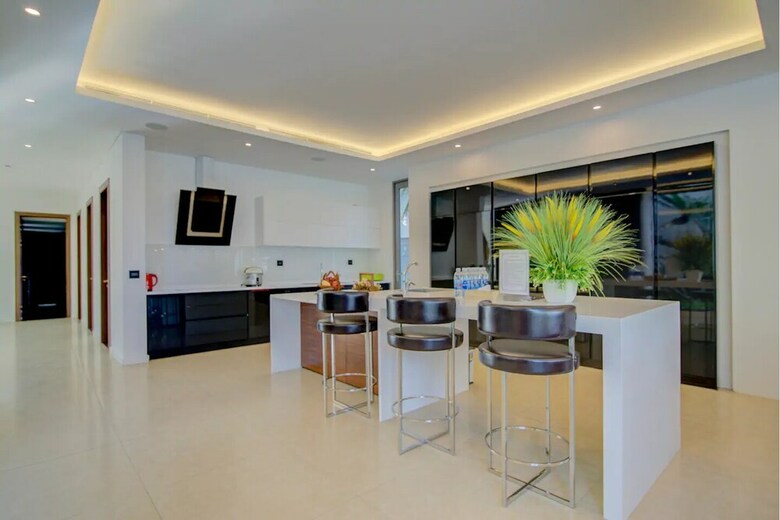 Luxury Yacht Villa