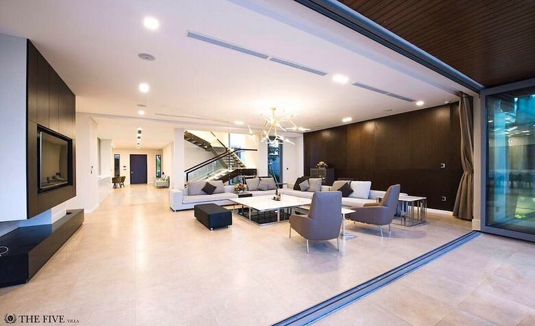 Luxury Yacht Villa