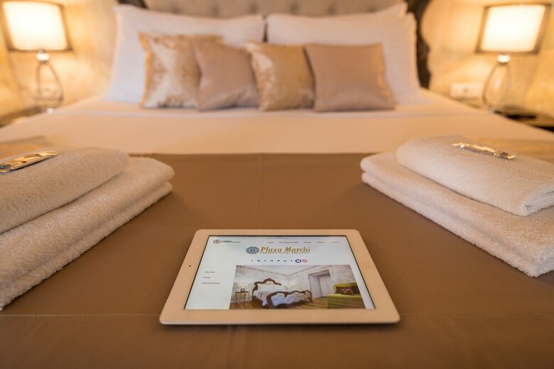 Hotel Plaza Marchi Old Town