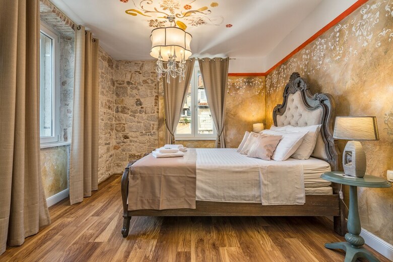 Hotel Plaza Marchi Old Town