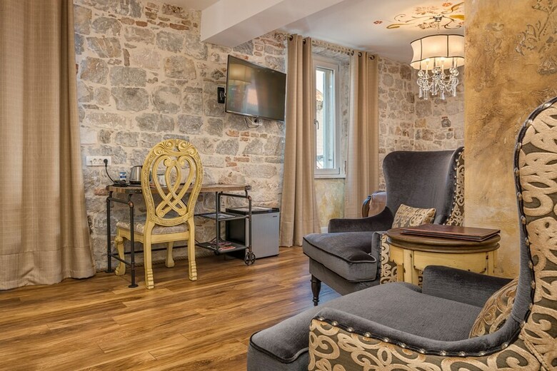 Hotel Plaza Marchi Old Town