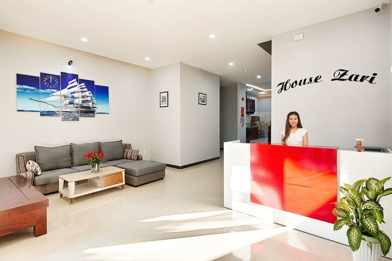 Hostal Zari House