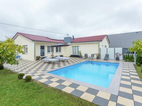 Gorgeous Apartment In Markdorf With Swimming Pool