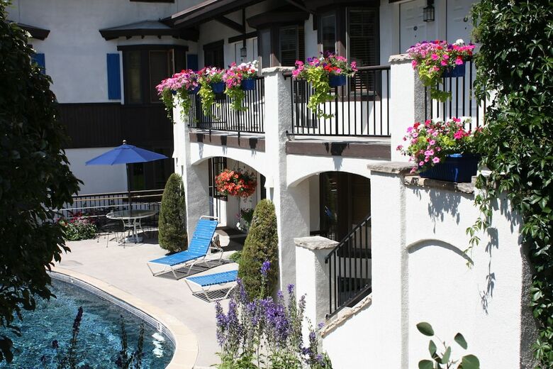 Hotel St. Moritz Lodge & Condominiums