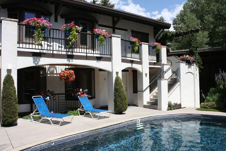 Hotel St. Moritz Lodge & Condominiums