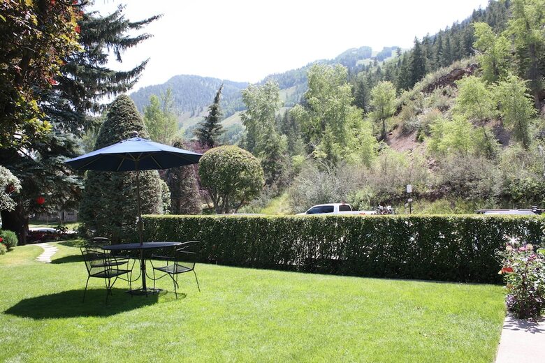 Hotel St. Moritz Lodge & Condominiums