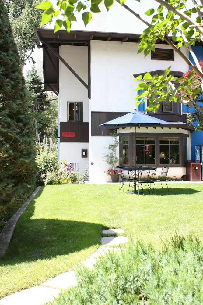 Hotel St. Moritz Lodge & Condominiums
