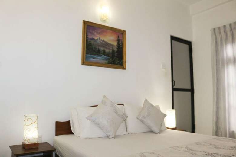 Hotel Yoho Travellers Residence