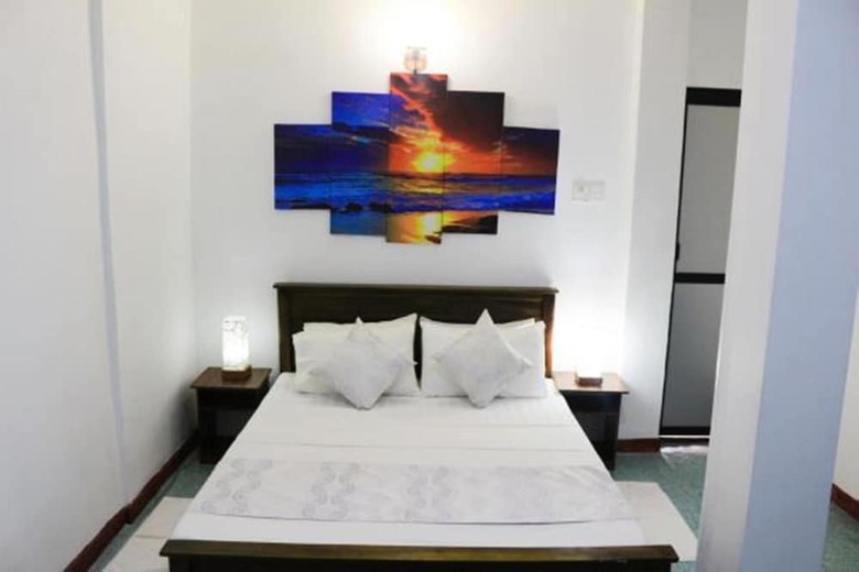 Hotel Yoho Travellers Residence