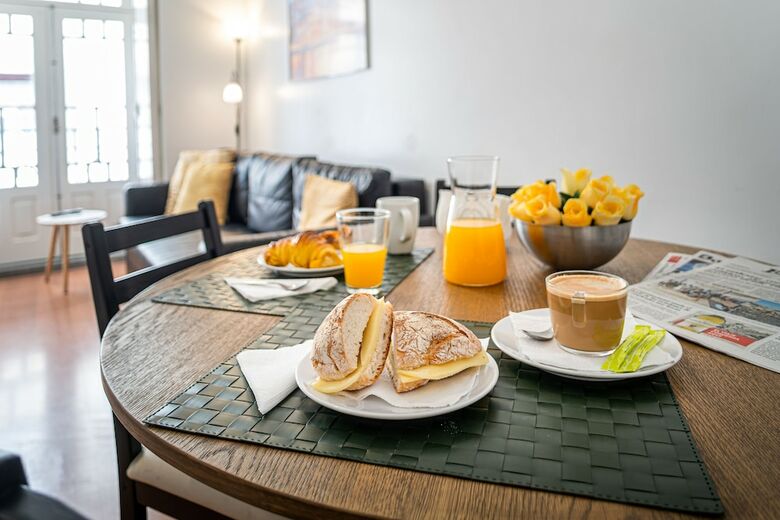 Home @ Porto Cl�rigos Apartment