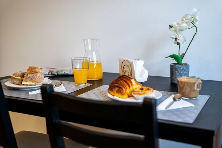 Home @ Porto Cl�rigos Apartment